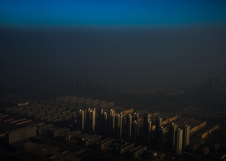 Ukryte pod mgłą miasto Tianjin w północnych Chinach.I miejsce w kategorii "Contemporary issues", zdjęcia pojedyncze, fot. Zhanh Lei